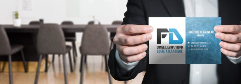 Personne montrant la carte de visite du cabinet FD CONSEIL spécialisé en Santé, Sécurité au Travail (SST) et Règlement Général sur la Protection des Données (RGPD)