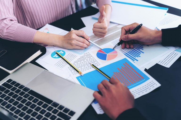 Photo montrant un client et un fournisseur échangeant sur un projet de prestations SST