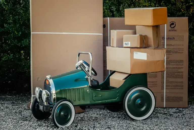 Modèle réduit d'une vieille voiture utilisée comme porte-colis