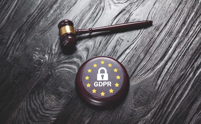 Marteau de juge avec un bloc portant le logo RGPD
