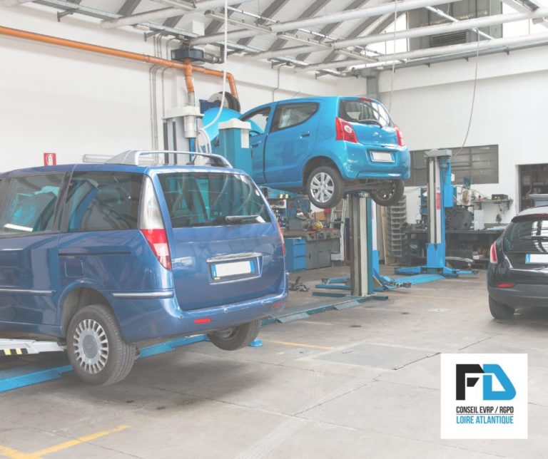 Intérieur d'un garage professionnel avec deux voitures sur chaque pont élévateur