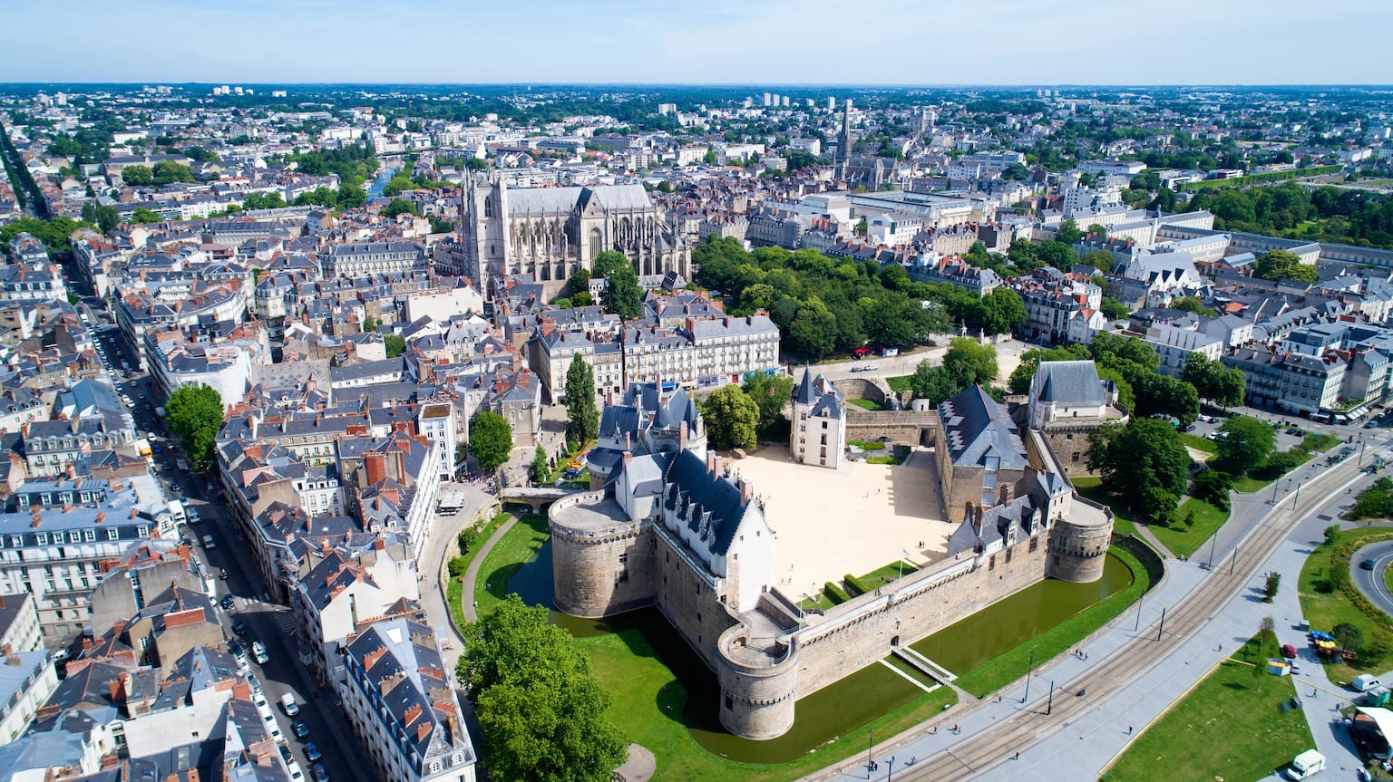 Vue sur le centre historique de Nantes et le château des Ducs de Bretagne, à proximité de notre agence RGPD basée aux alentours de Nantes.