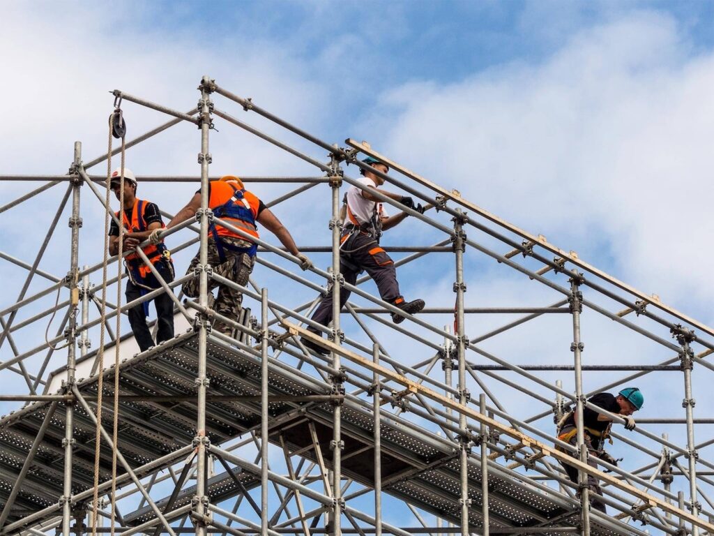 Chantier en hauteur encadré par un PPSPS et un plan de prévention sécurité