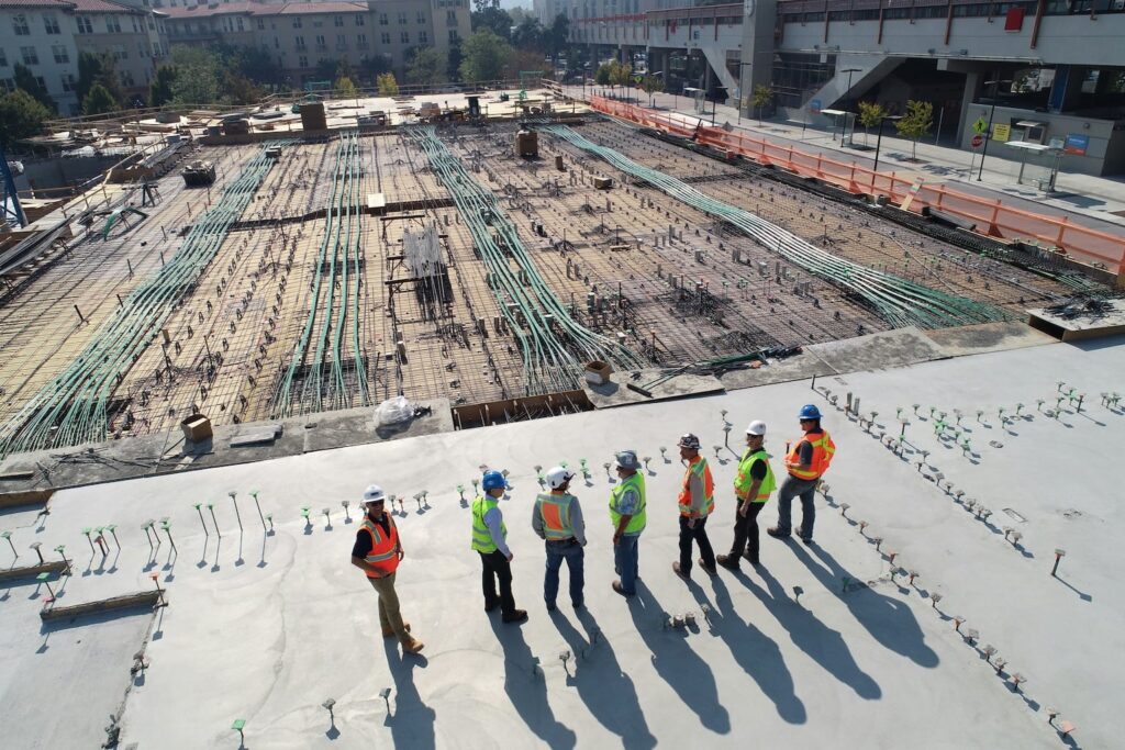 Équipe de coordination en réunion sur un chantier, dans le cadre du plan de prévention et du PPSPS