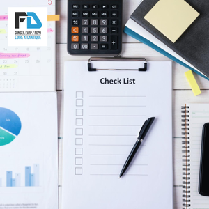 Un calendrier, une checklist et une calculatrice pour illustrer le passage à l'action.